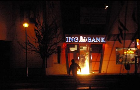 háský útok na polskou banku 11. listopadu.