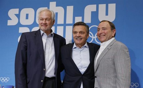 Zleva výkonný editel hráské asociace NHL Donald Fehr, prezident IIHF René...