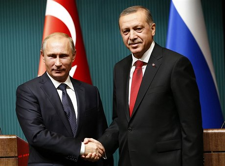 Minulost? Vladimir Putin (vlevo) s tureckým prezidentem Recepem Tayiipem...