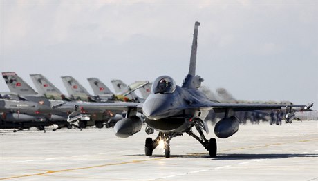 Turecké stíhaky F-16 na základn v Anatolii.