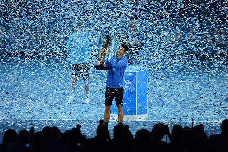 Novak Djokovi s trofejí pro vítze Turnaje mistr.