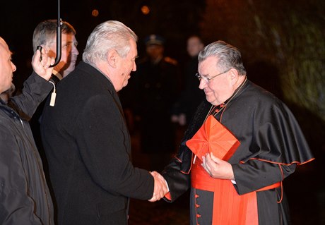 Kardinál Dominik Duka se zdraví s prezidentem Miloem Zemanem v Lánech, kam...