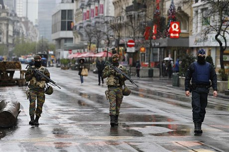 Belgití vojáci hlídkují v ulicích Bruselu.