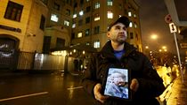 Rusk aktivista, kter dr v ruce tablet s fotografi mrtvho pilota rusk...