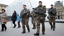 Francouzt vojci ped paskm Louvrem