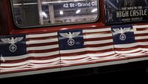 Nacistick orlice v newyorskm metru. Agresivn reklama na seril The Man in...