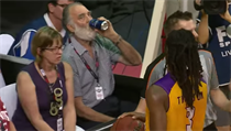Marcus Thornton (zády) v konfrontaci s mužem, který jej polil pivem. | na serveru Lidovky.cz | aktuální zprávy