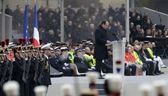 Francouzský prezident Francois Hollande promlouvá bhem piety za obti...