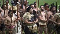 Maorsk tradice na pohbu Jonaha Lomu.