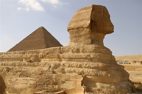 Sfinga, která se nachází pár desítek metr od pyramidy, pedstavuje leícího...