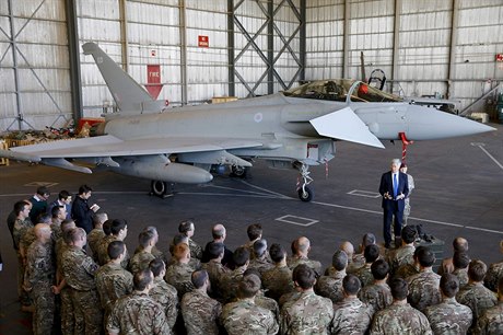Britský ministr obrany Fallon promlouvá k lenm RAF