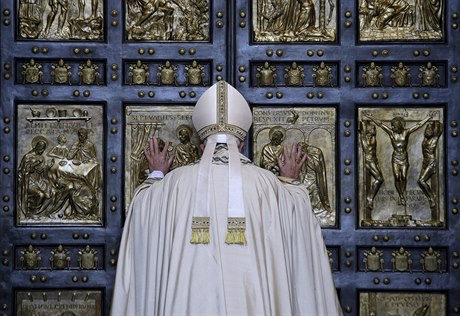 Pape Frantiek otevírá Svatou bránu ve Vatikánu.