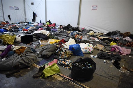 Bundy, spacáky, pokrývky. Uprchlíci na ecko-makedonských hranicích nechali...