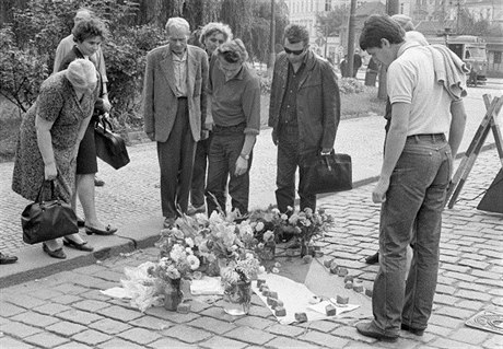 Tady byla zabita. Pomníek Marie Charouskové zachycený fotografem v srpnových...