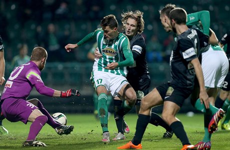 Závar ped brankáem Hrubým bhem utkání Bohemians 1905 vs, Jablonec.