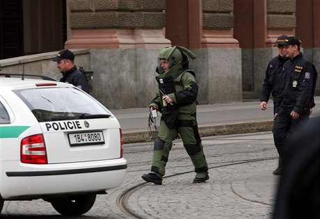 Objekty ve vech tyech mstech, kterým ena volala, musel prohledat pyrotechnik