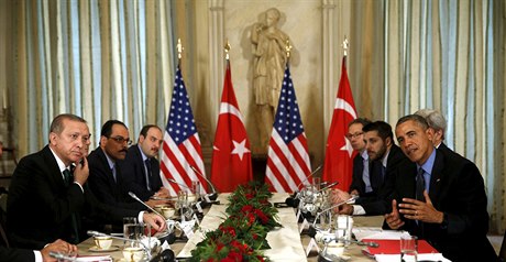 Setkání tureckého prezidenta Erdogana (vlevo) s prezidentem USA Obamou.