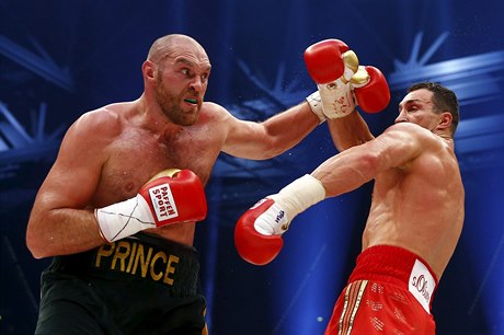 Tyson Fury v souboji s Vladimirem Klikem.