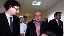 Miloslav Ransdorf přichází na jednání KSČM, aby vysvětlil své zadržení ve... | na serveru Lidovky.cz | aktuální zprávy