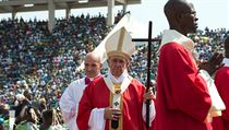 Pape Frantiek slou mi na stadionu v Bangui, hlavnm mst SAR.