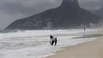 Odebrn vzork vody na pli Ipanema Beach v Riu.