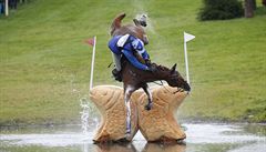 Ruský jezdec Mikhail Nastenko padající z kon na ampionátu v Blair Castle.