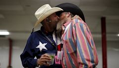 Gordon Satterly líbá svého manela Richarda Brandona na Mezinárodní gay rodeo...