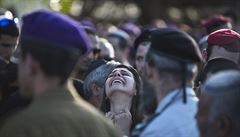 Pítelkyn izraelského vojáka truchlí na jeho pohbu.