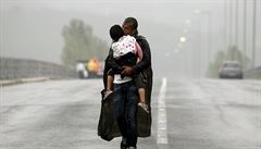 Uprchlík putující s díttem.