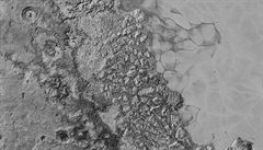 Detailní fotografie obích ledových plání na Plutu.