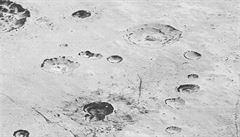 Ledové plán poseté krátery. Tak vypadá povrch na Plutu.