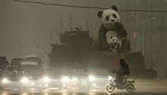 ínskou metropoli Peking trápí pátým dnem za sebou extrémní zneitní ovzduí....