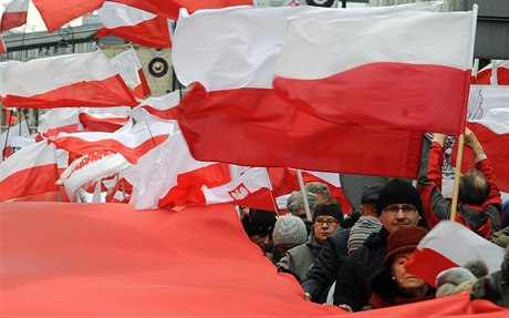 Poláci demonstrují na podporu vládní strany.