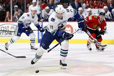 Útoník Vancouver Canucks Radim Vrbata (17) pi akci v první tetin proti...