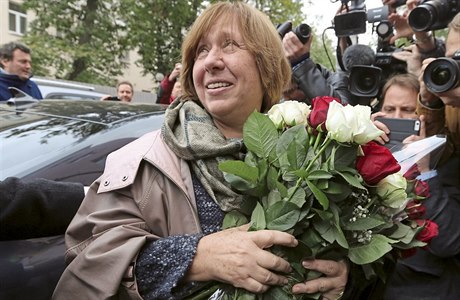 Nobelova cena pro bloruskou novináku a spisovatelku Svtlanu Alexijeviovou.