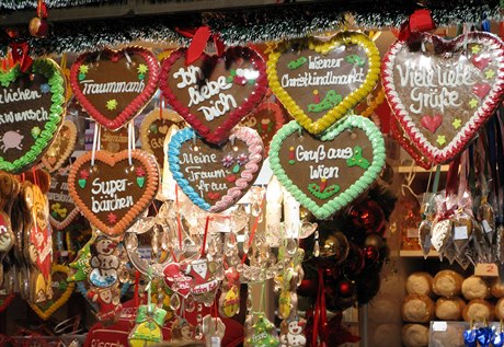 Lidé vyráejí na vánoní trhy za hranice