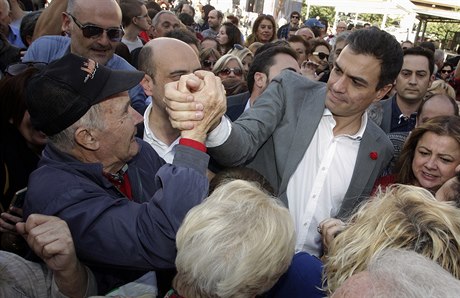 Lídr socialist Pedro Sánchez se zdraví s volii.