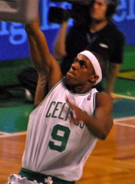 Rajon Rondo jet v dresu Bostonu Celtics.