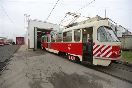 Protinámrazová tramvaj je zaízená pro oetování trolejí. Z vozu pod tlakem...