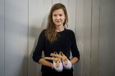 Designérka a studentka praské UMPRUM Elika Kuchtová navrhuje boty pro...