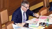 Ministr financ Andrej Babi (ANO) si donesl do Snmovny dtskou pokladnu