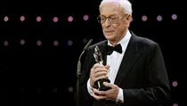 Britský herec Michael Caine s cenou za hlavní roli ve filmu Mládí od režiséra... | na serveru Lidovky.cz | aktuální zprávy