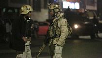 Afghánský voják hlídá v ulicích po výbuchu auta v Kábulu. | na serveru Lidovky.cz | aktuální zprávy