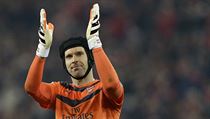 Petr Čech tleská fanouškům po utkání na hřišti Olympiakosu Pireus. | na serveru Lidovky.cz | aktuální zprávy