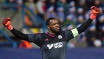 JE TAM! Brank Marseille Steve Mandanda se raduje z prvnho glu, kter...