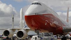 Boeing 747-8 stojící na francouzském letiti.