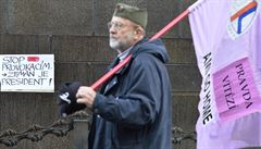 Pro demonstranty pedstavuje Zeman státníka, který nabízí eení souasných...