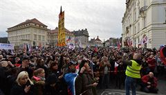 Demonstranti v cíli svého pochodu, na Hradanském námstí