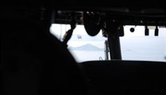 Pohled z kokpitu záchranáského vrtulníku MH-60 Seahawk, který spolen s...