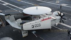 Letoun E-2 Hawkeye s radarem, který má za úkol monitorovat vzdunou situaci v...